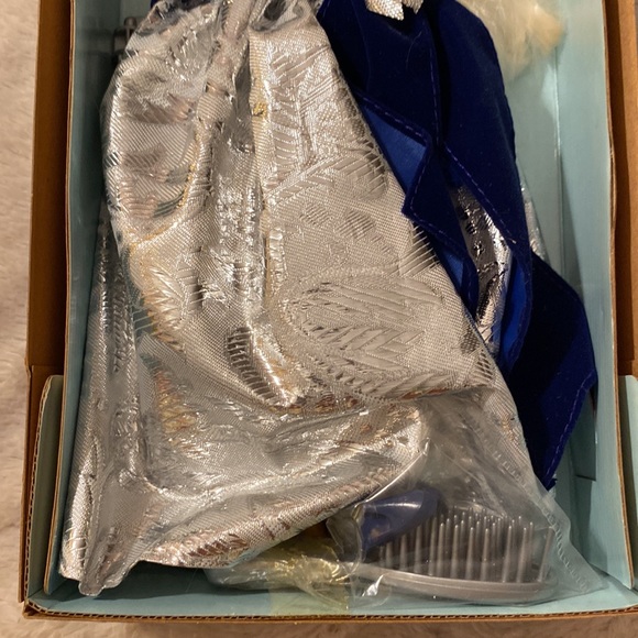 NRFB Vintage 1995 AVON ~ Winter Velvet Barbie Doll ❄️ - Picture 4 of 12